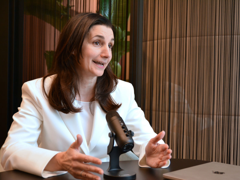 Patricia Strampfer mit klarer und souveräner Präsenz im Business Coaching mit Fokus auf Medientraining