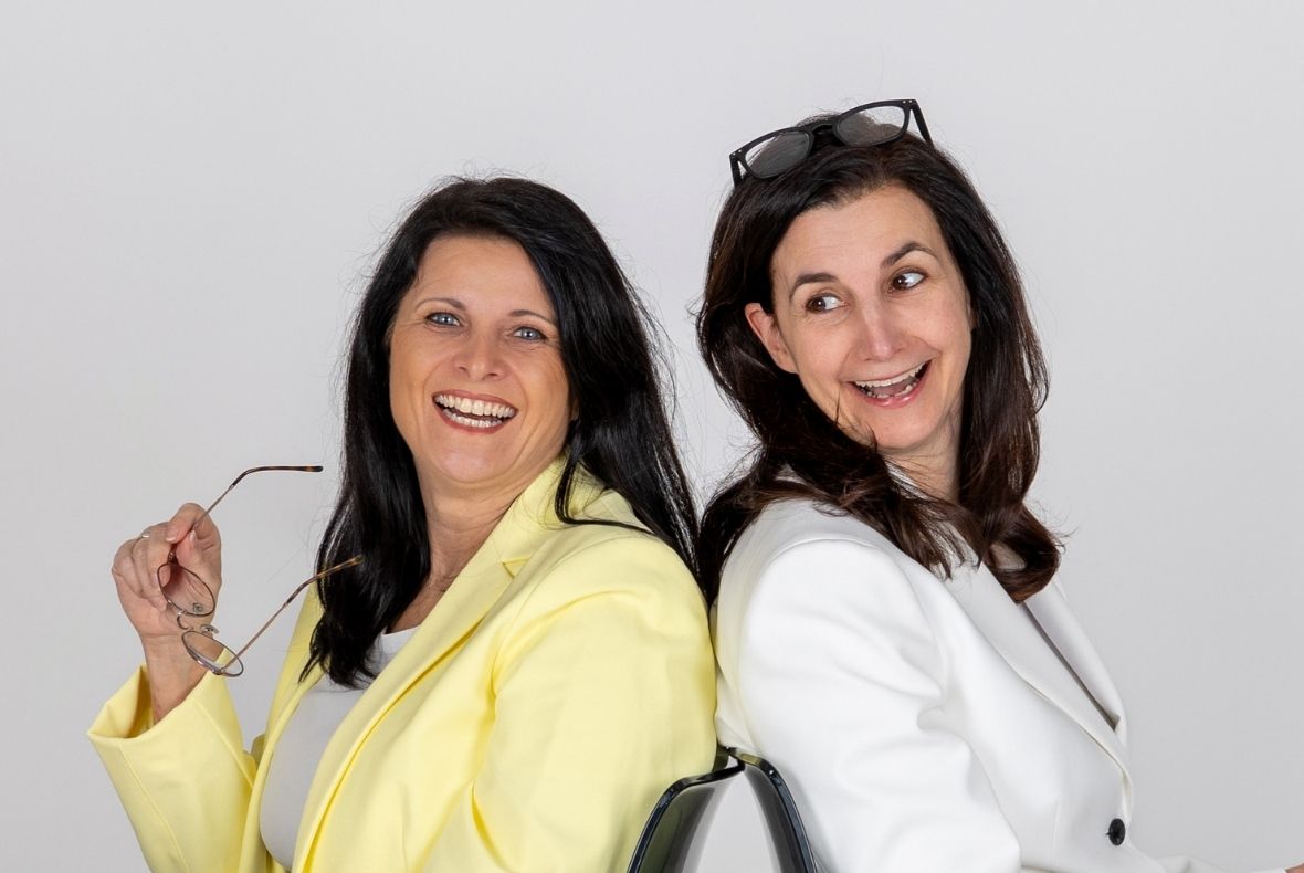Martina Bednarik und Patricia Strampfer im Business Coaching – die beiden Gründerinnen von Athene Lux & Co in einem authentischen, freundlichen Moment